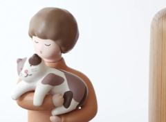 抱猫公仔-资料图