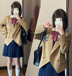津律高·西服-资料图