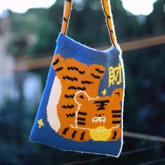 发财虎毛线针织挎包-资料图