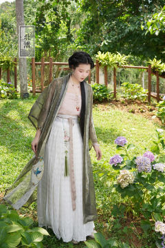  折枝花·褙子-资料图