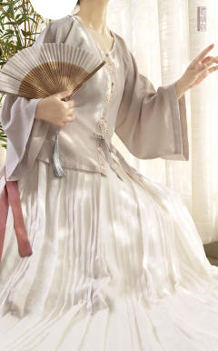  缠枝兰花/冰裂梅花纹·圆领衫-资料图