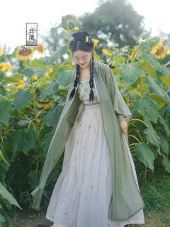 麦穗雏菊与山茶-资料图