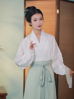 仿花萝竹叶纹·三涧裙-资料图