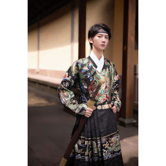 五彩金仿妆花蟒纹曳撒-资料图
