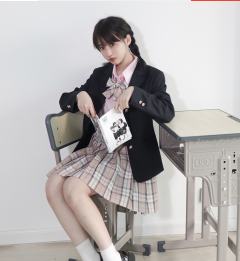 布朗茶茶·西服-资料图
