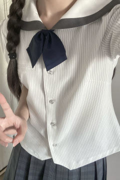 灰色条纹衬衫-资料图