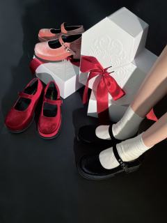 红与黑 丝绒厚底鞋-资料图
