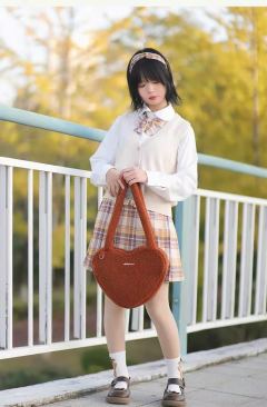 毛绒爱心包（棕色）-资料图
