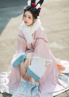 花间兔-资料图