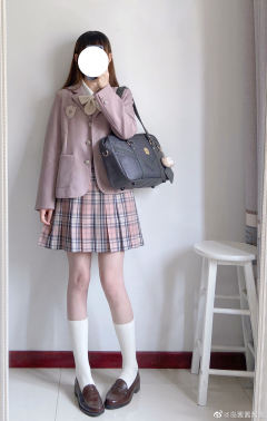三粒扣西服-资料图