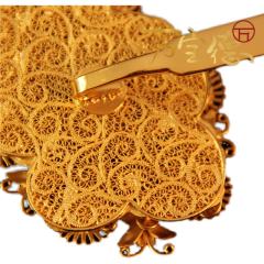 蝶穿祥云间-资料图