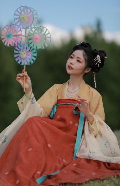 汉宫春晓图-资料图