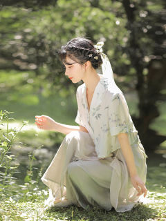 简约植物印花衬衫-资料图