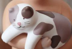 抱猫公仔-资料图