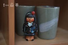捧着花的少女-资料图