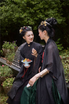 褂子 竖领斜襟长衫-资料图