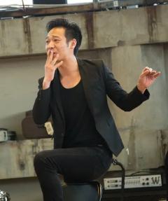 他有两把左轮手枪和黑白相间的眼睛-资料图