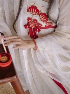 绛唇轻点-资料图