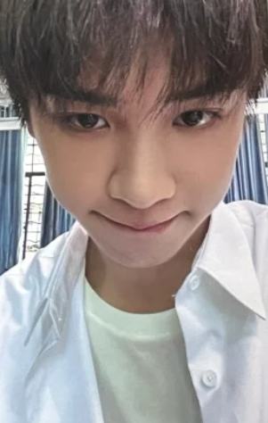 黄明昊-2