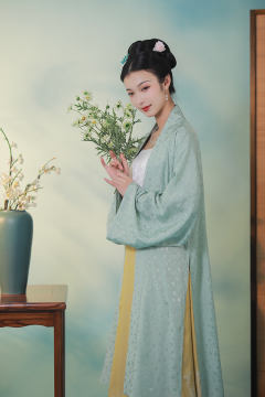 枝蔓小花·飞机袖 褙子-资料图
