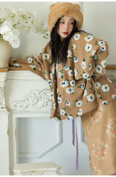 羊羔绒立体花花飞机袖-资料图