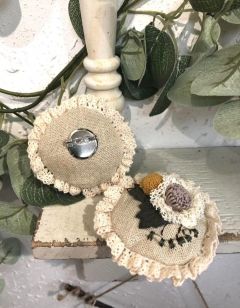 花花胸针-资料图