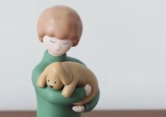 抱狗公仔-资料图