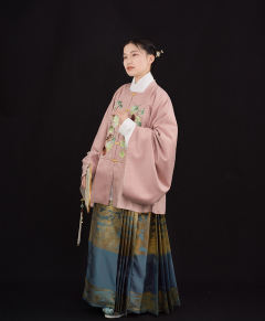 松鼠采福·补服-资料图