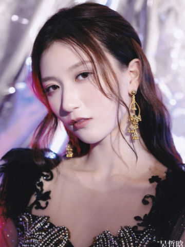 吴哲晗 炙热的我们第三期生写 ver.B