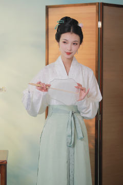 仿花萝竹叶纹·三涧裙-资料图