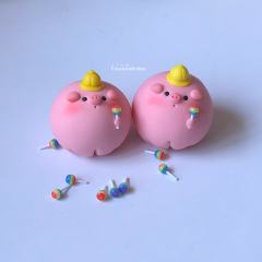 HUHU猪吃棒棒糖-资料图