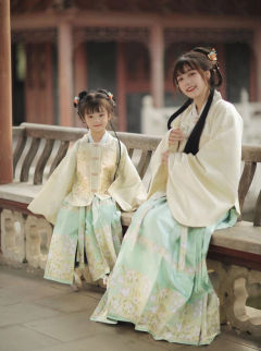 百合咕鸽子方领补服马面裙-资料图
