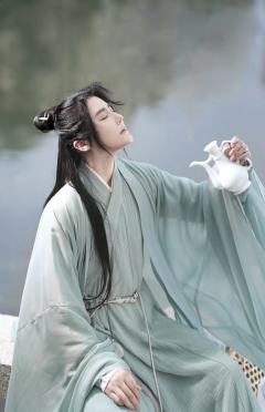 携酒挽风-资料图