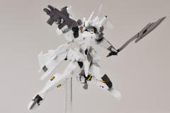 Revoltech Revoltech Muv-Luv Alternative EF-2000 “台风” 1st Lt. Sigelind von Fahrenhorst Model-资料图