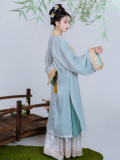 游鲤藏花-资料图