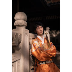 五彩金仿妆花蟒纹曳撒-资料图