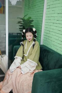 松与鹤-资料图