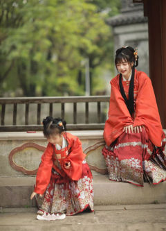 百合咕鸽子方领补服马面裙-资料图