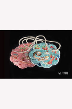 松鼠绣花小包-资料图