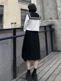 黑领三本基础款中间服-资料图