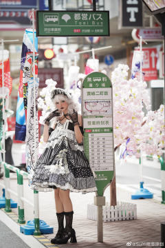 黑白双子人偶-资料图