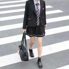 熊本熊黑色西服-资料图