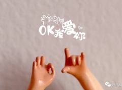 坐姿小fengfeng-红蘑菇色-资料图