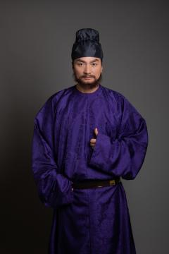 三色宝花狮子纹盛唐男女款圆领袍-资料图