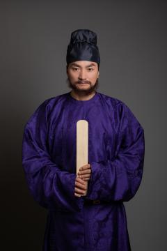 三色宝花狮子纹盛唐男女款圆领袍-资料图