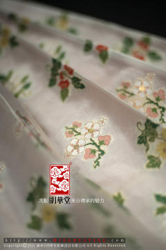 四季花卉遍地妆花织金纱马面裙-资料图