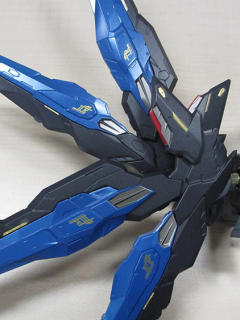 METAL BUILD 强袭自由高达 初版+光翼+封套-资料图