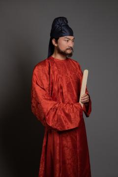 三色宝花狮子纹盛唐男女款圆领袍-资料图