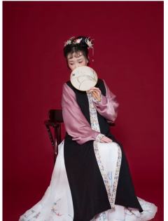 仿孔府花鸟裙-资料图