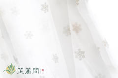 满绣雪花马面 -资料图
